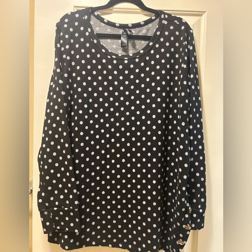 This Agnes & Dora black/white polkadot sweater is perfect for any occasion.